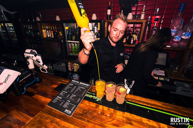Rustik - Bar & Natklub – Anmeldelser, Adresser & Åbningstider